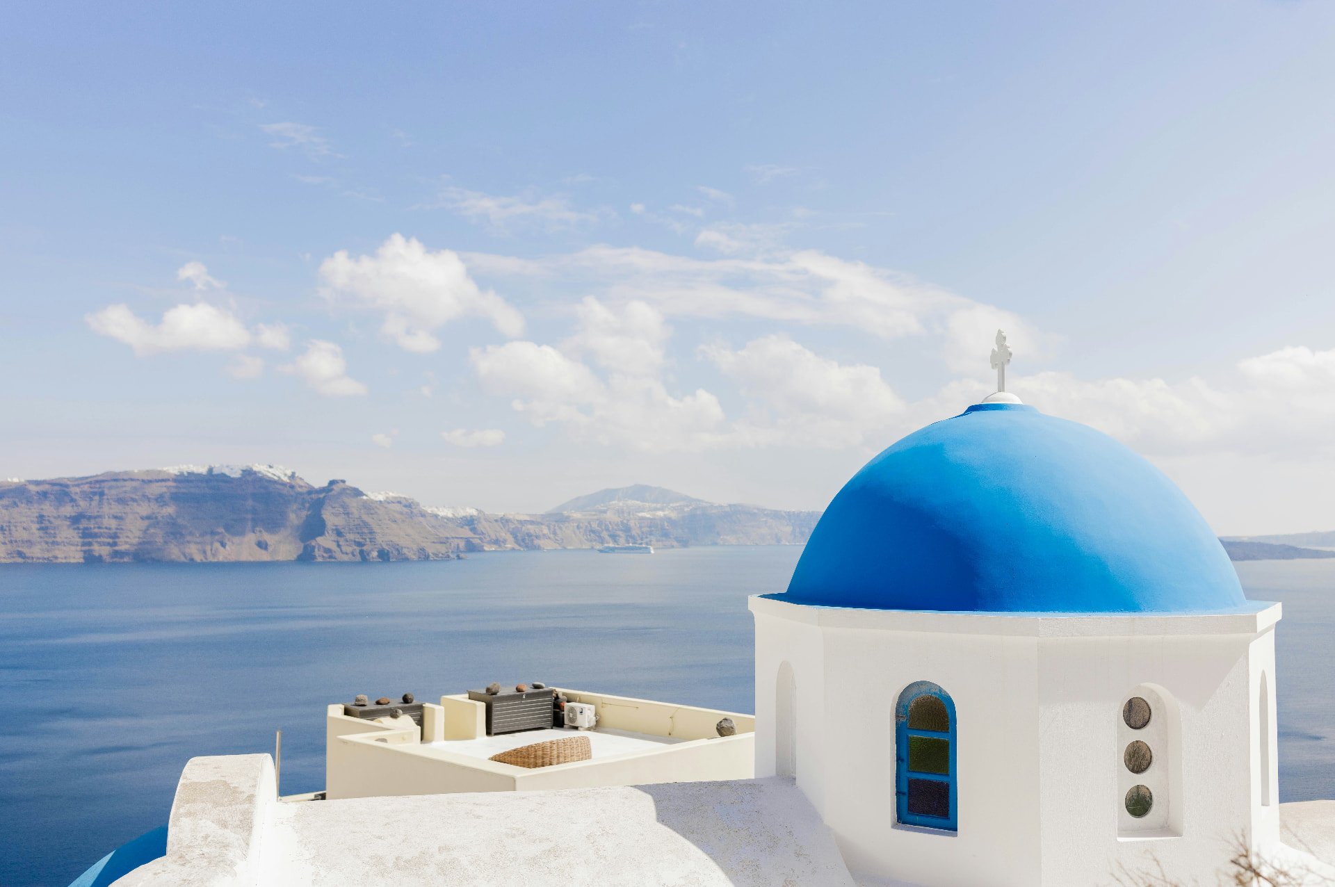 Église à dôme bleu de Santorin surplombant la mer Égée