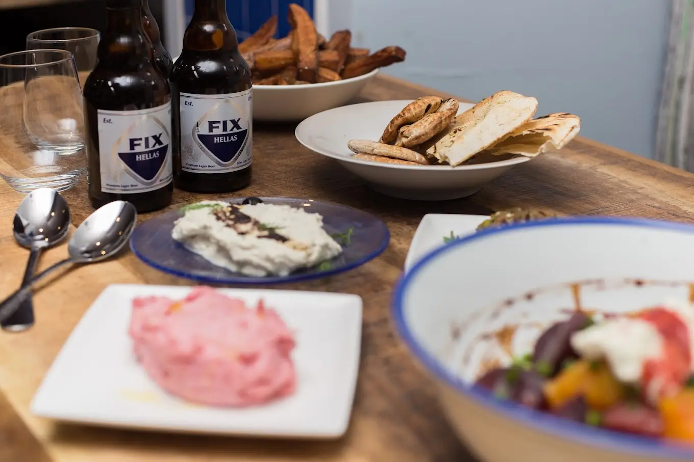 Table de mezzes : tarama, tzatziki, salade de betteraves et bières grecques